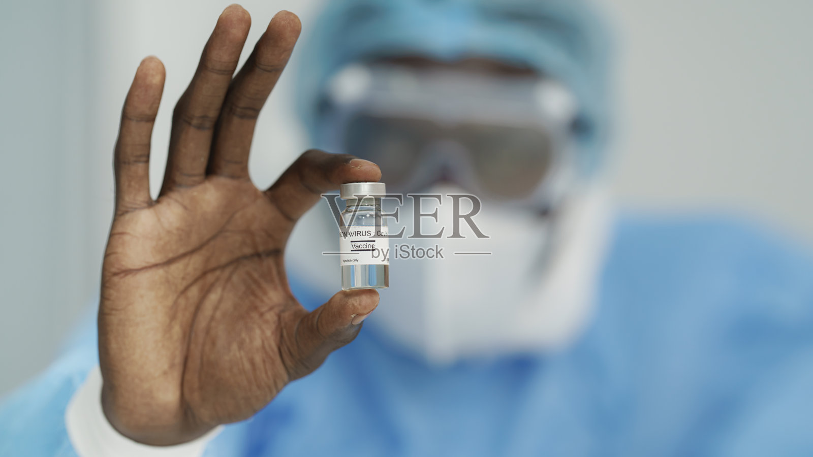 近距离观察非裔美国医生手中的瓶装COVID-19疫苗照片摄影图片