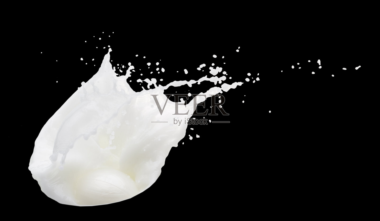牛奶溅在黑色背景上照片摄影图片