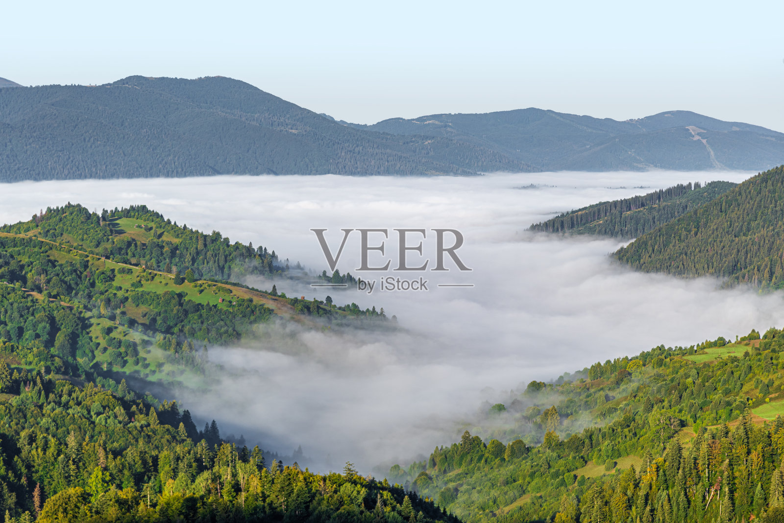 山景和云雾笼罩的山谷。照片摄影图片