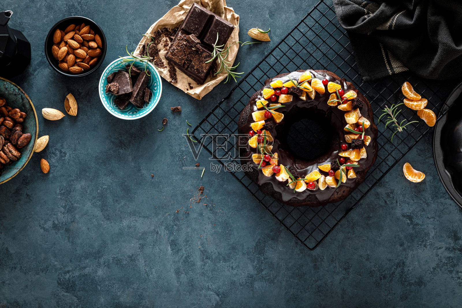 圣诞巧克力蛋糕装饰的橘子，浆果和迷迭香照片摄影图片