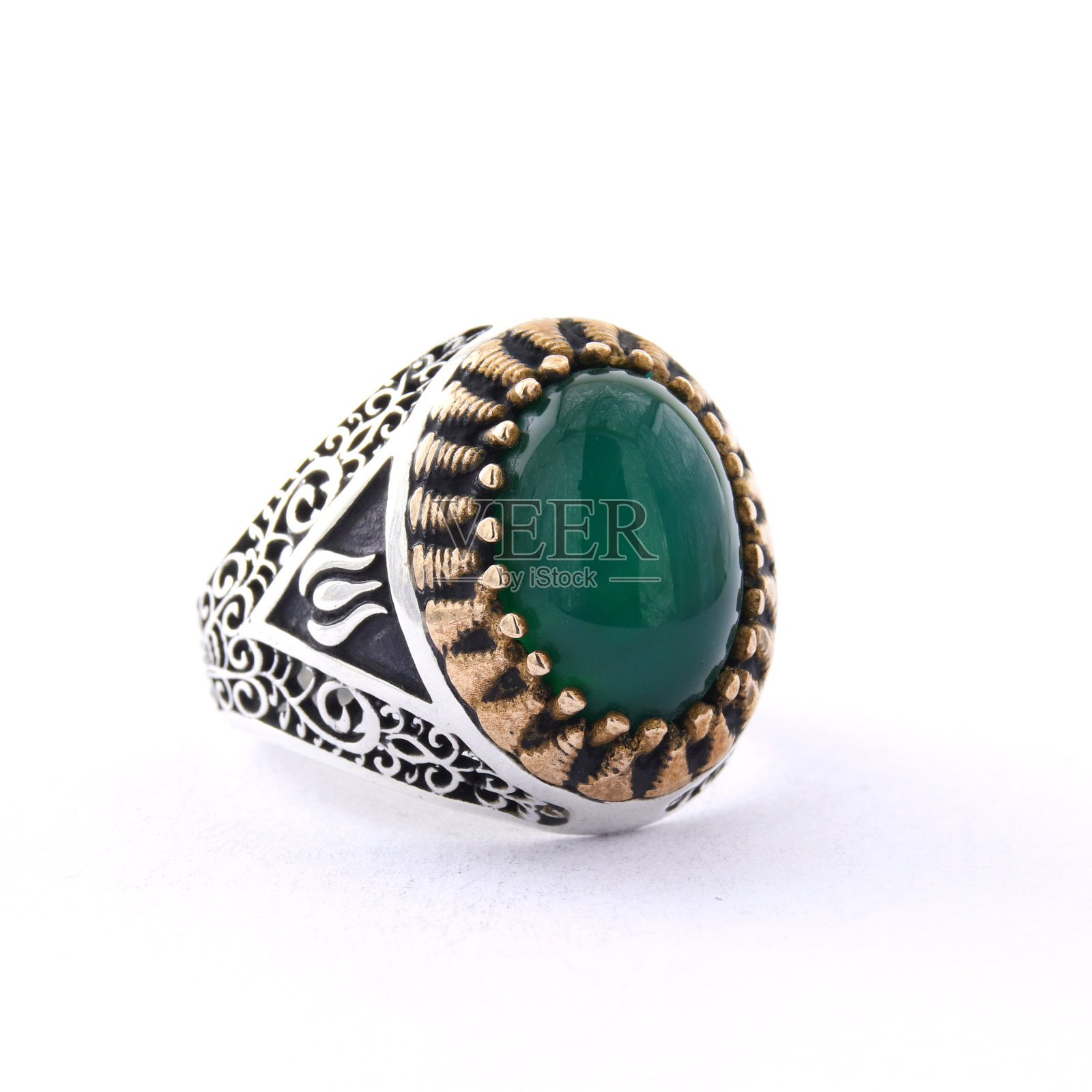 石绣银戒指的男人在一个白色的背景照片摄影图片