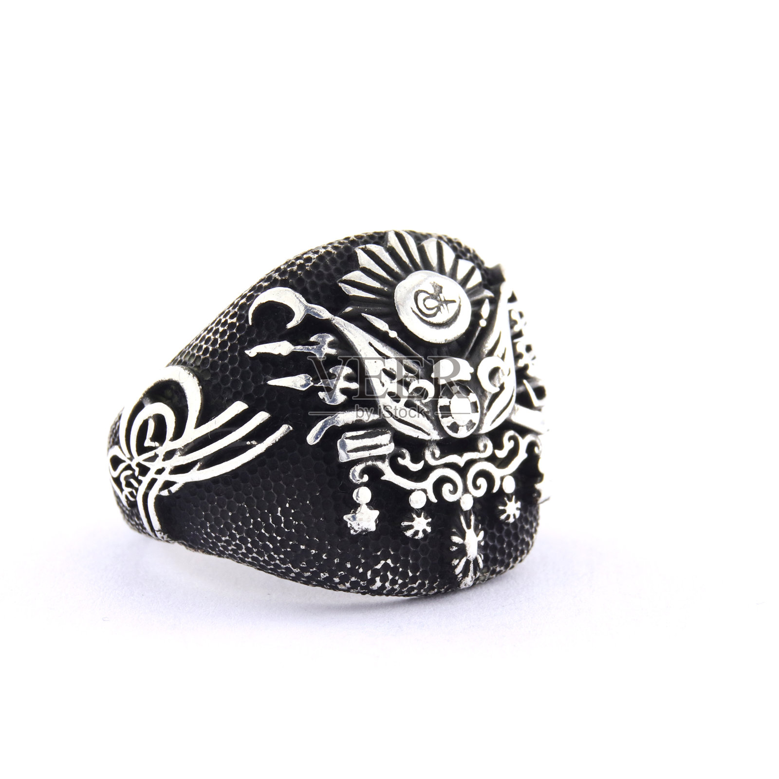 石绣银戒指的男人在一个白色的背景照片摄影图片