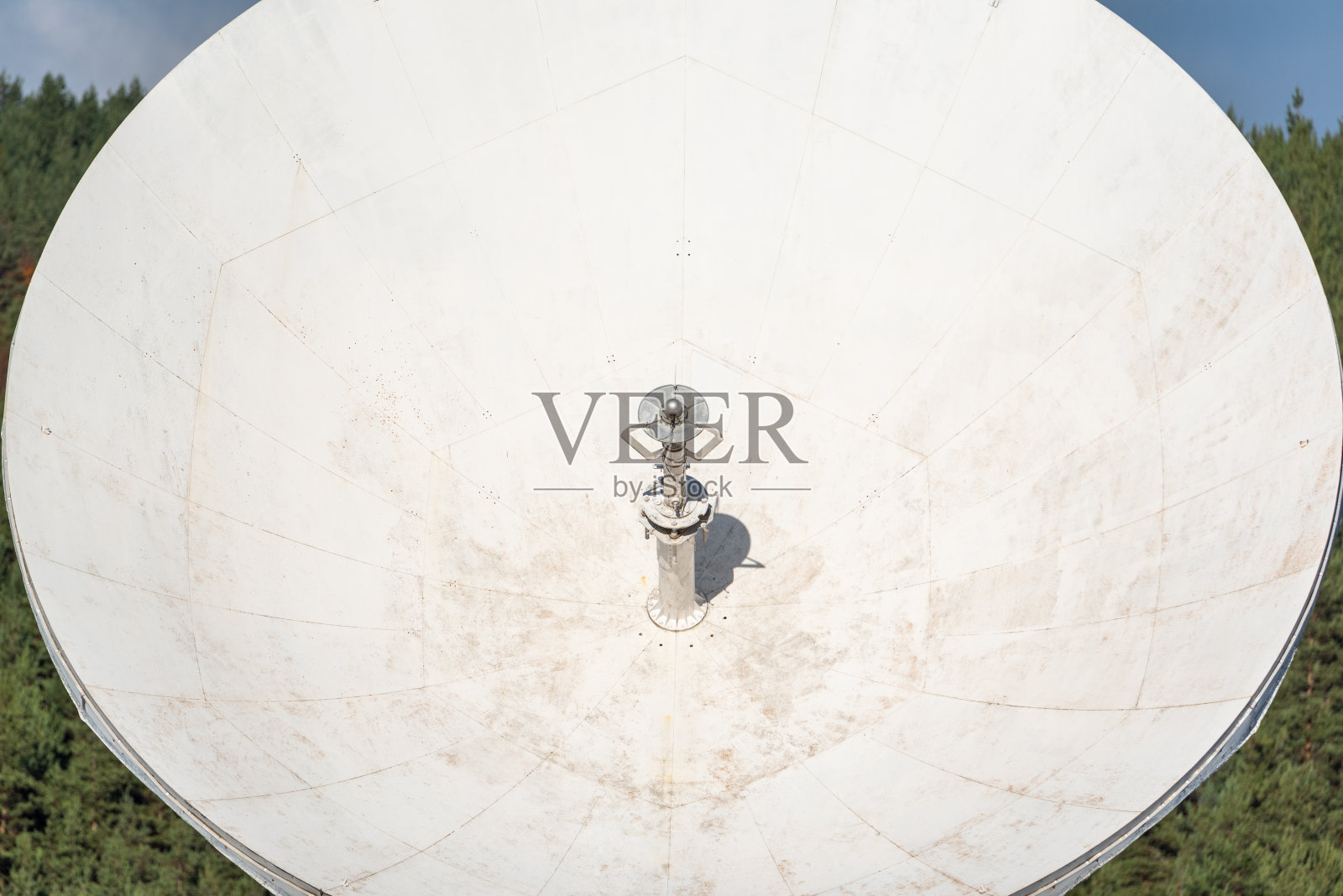 一个巨大的射电望远镜碟形指向天空的细节，清晰的蓝色天空背景照片摄影图片