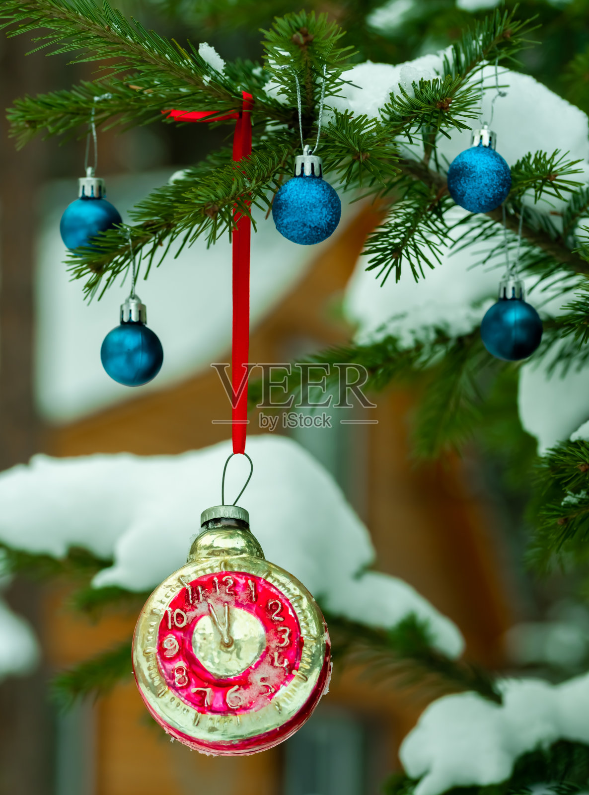 冬天森林里圣诞树上的复古时钟圣诞玩具照片摄影图片