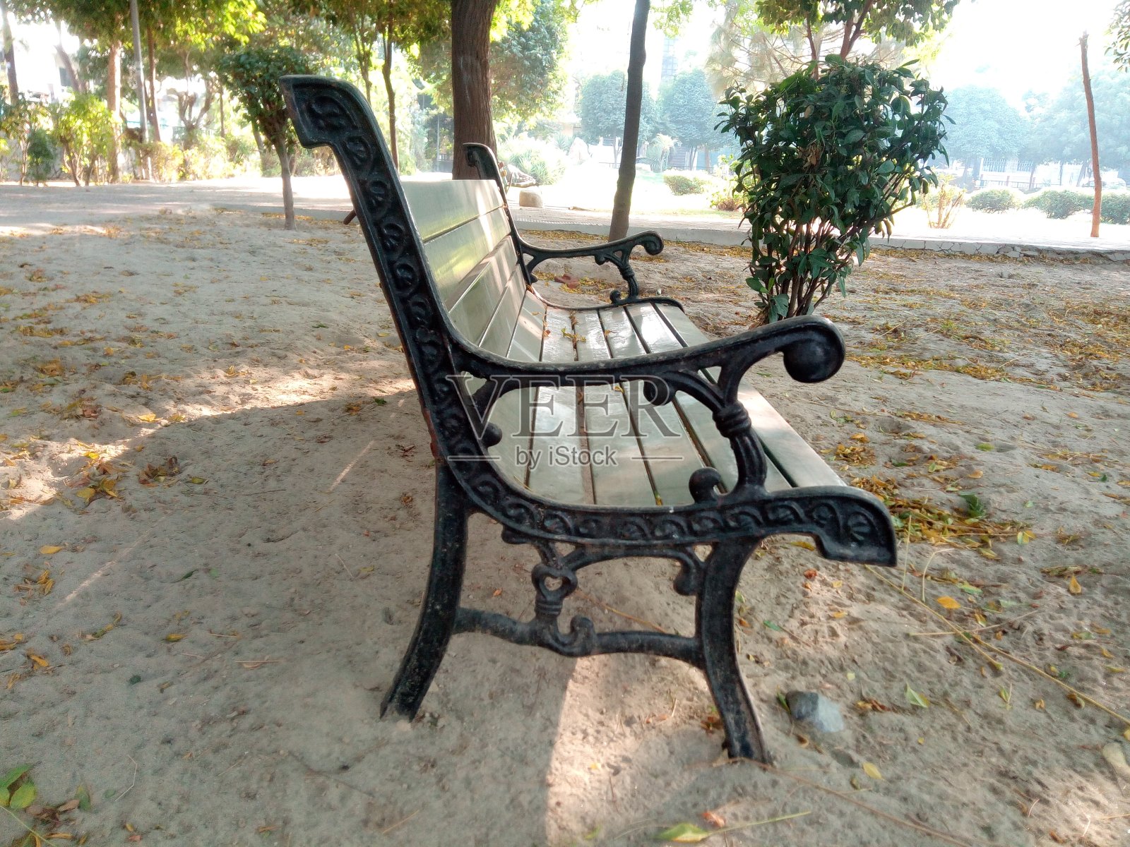 一张坐在长椅上的照片照片摄影图片