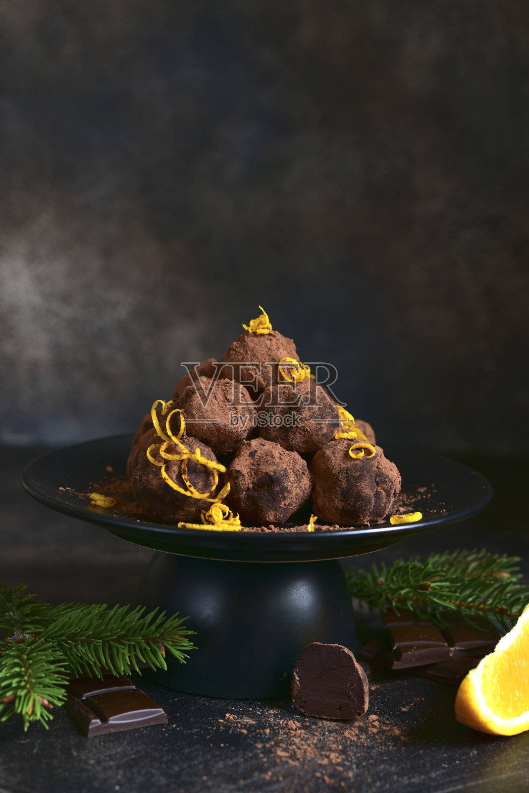 美味的巧克力松露配橘子照片摄影图片