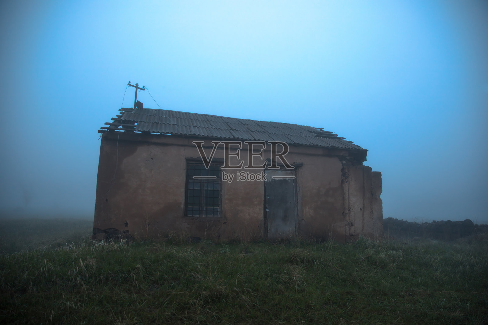 迷雾中的老家照片摄影图片