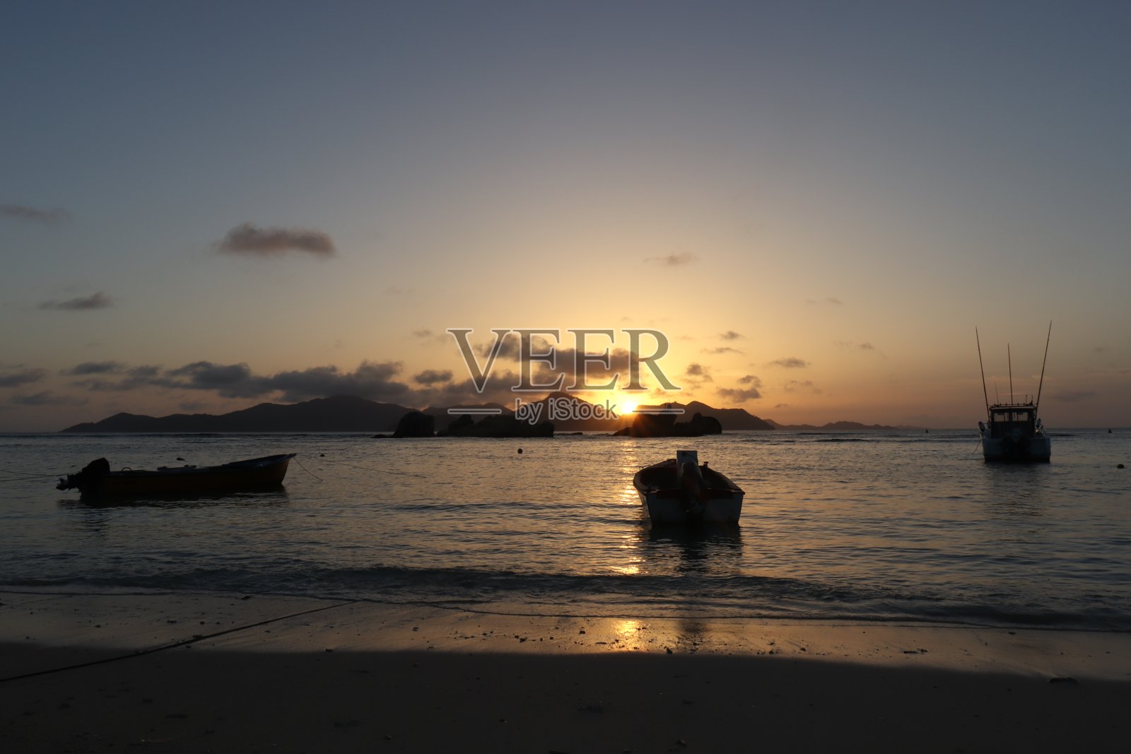 海滩上的热带日落。照片摄影图片