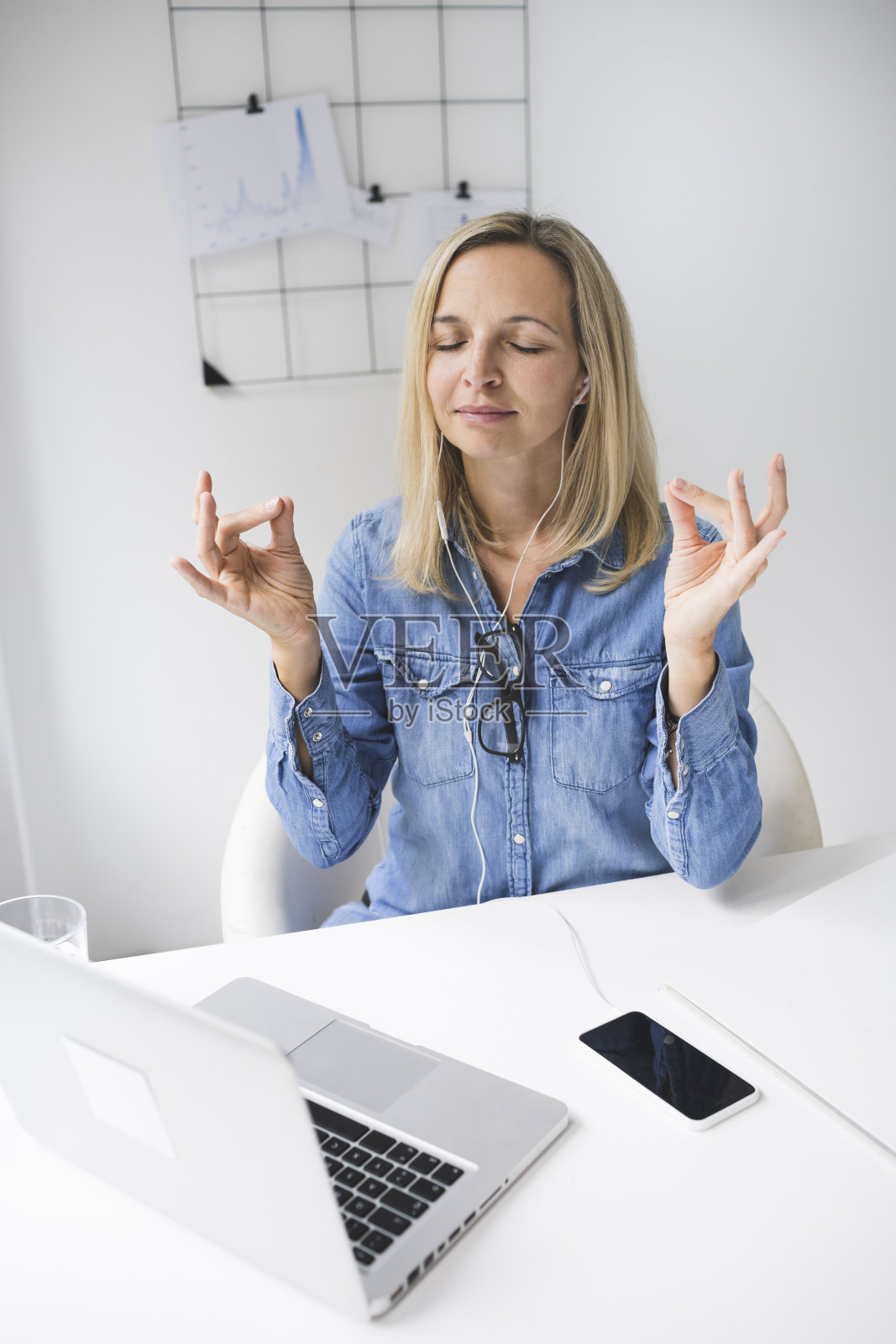 瑜伽-美丽的女商人闭着眼睛在办公室冥想照片摄影图片