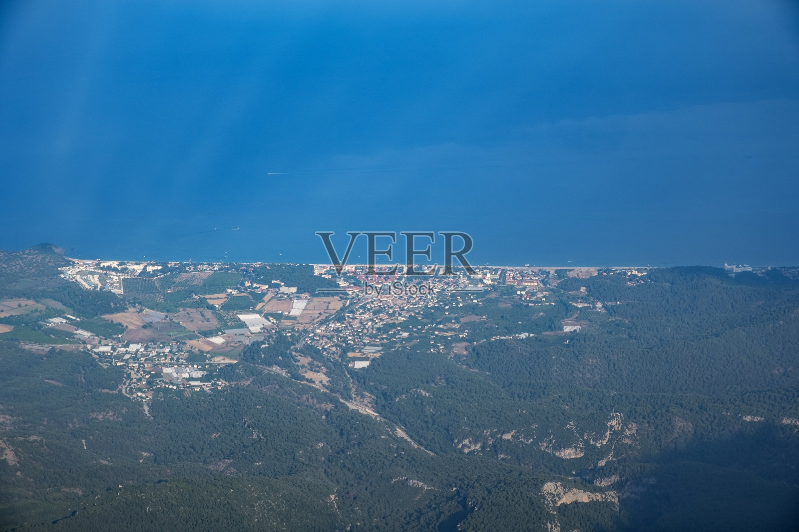 Tekirova Kemer和Midterrain海的美丽景色，从塔塔利山的顶峰拍摄。照片摄影图片