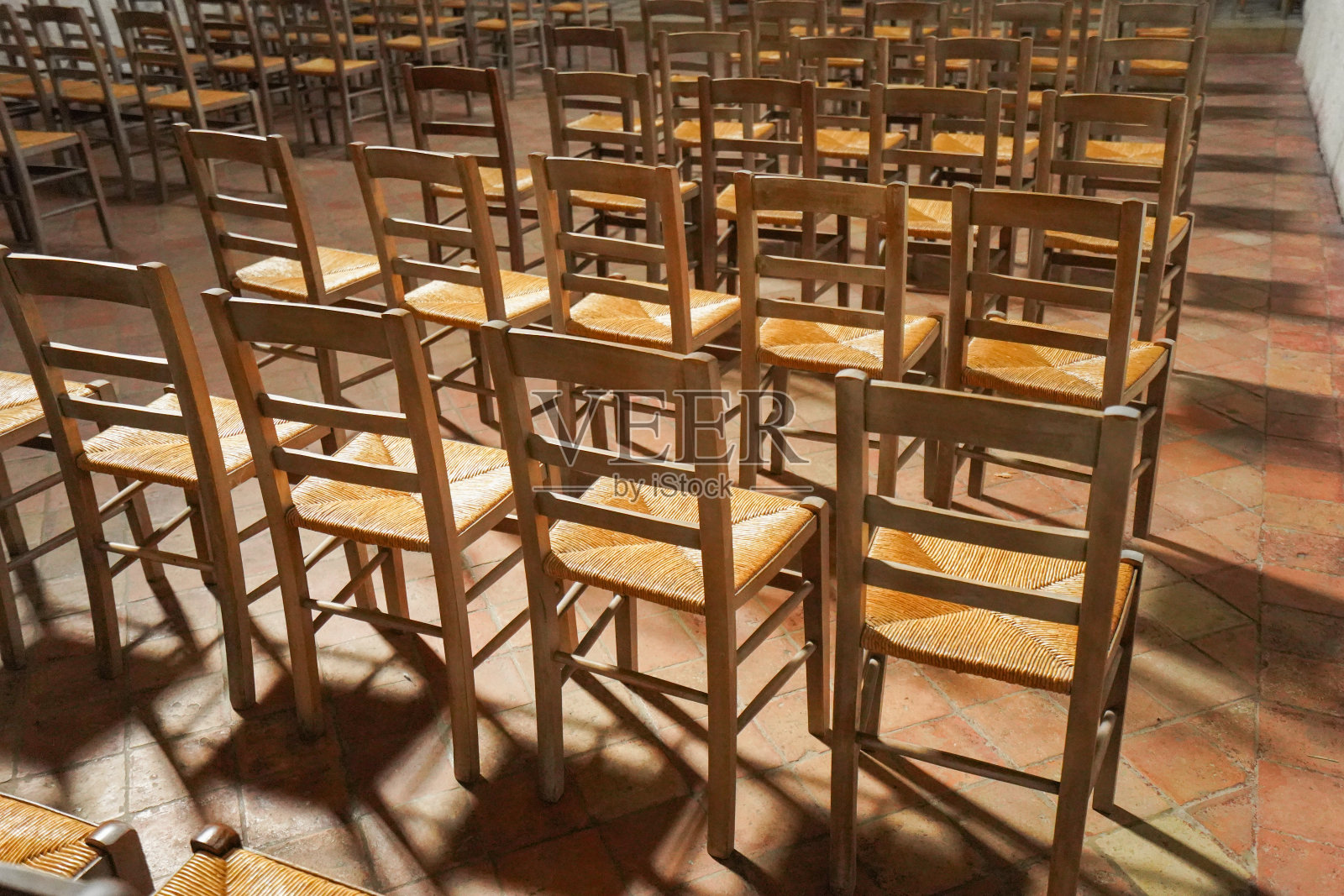 舒适的小教堂里的椅子照片摄影图片