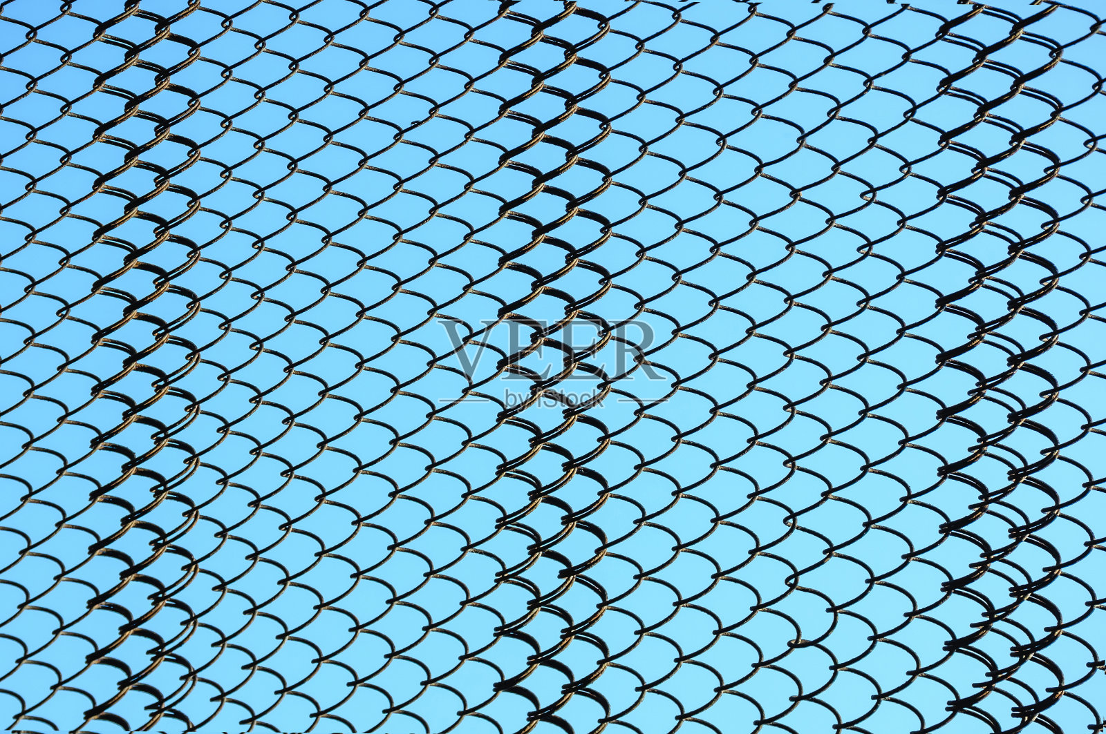 陈旧生锈的钢丝网格在蓝天的背景上照片摄影图片