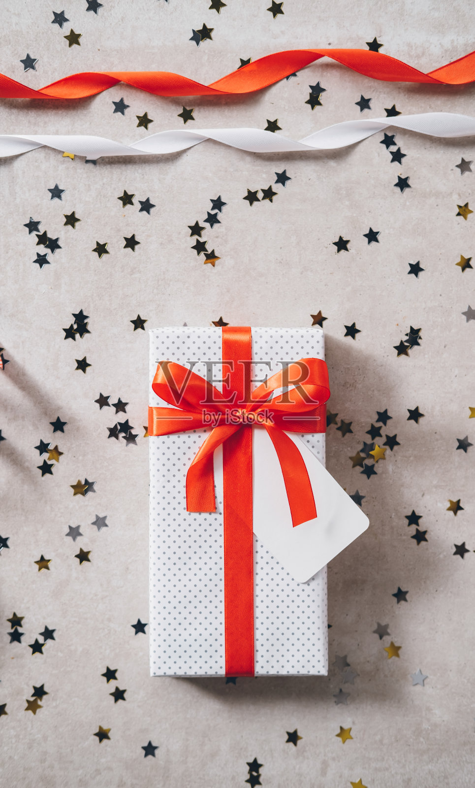 白色礼物与红色丝带蝴蝶结装饰的节日餐桌照片摄影图片