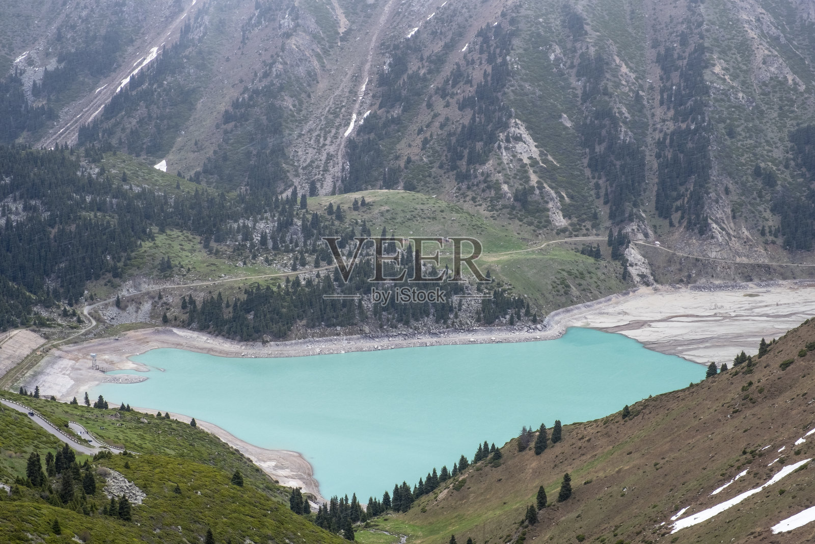 美丽的风景，蓝色的湖在山上。春天的大阿拉木图湖。照片摄影图片