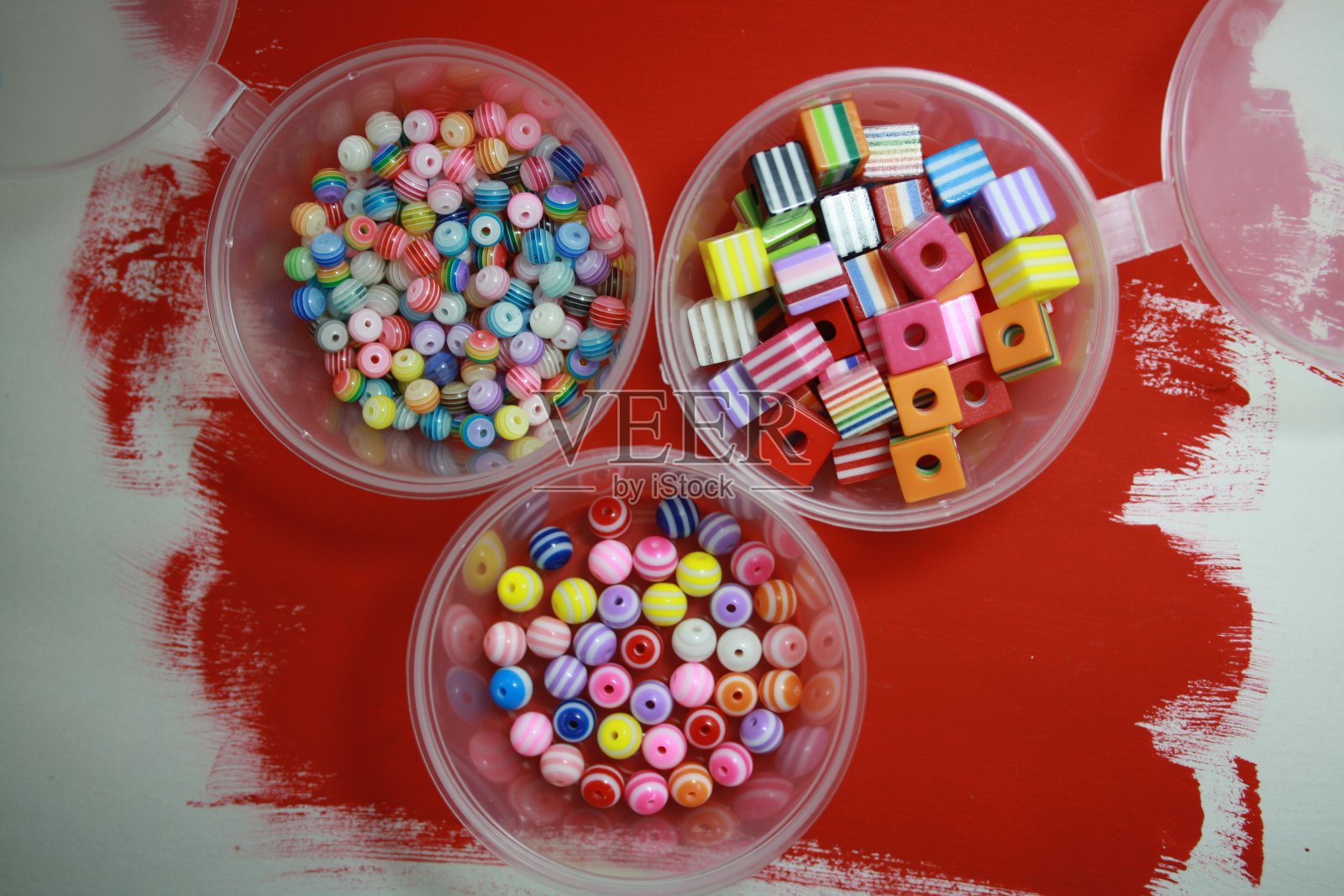 一盒不同颜色的珠子。照片摄影图片