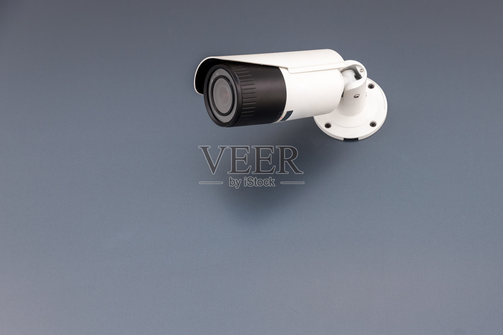 住宅室外监控闭路电视摄像头系统。模糊的城市夜景背景。墙上的现代闭路电视摄像头。设备系统的安全、寿命或资产服务。照片摄影图片