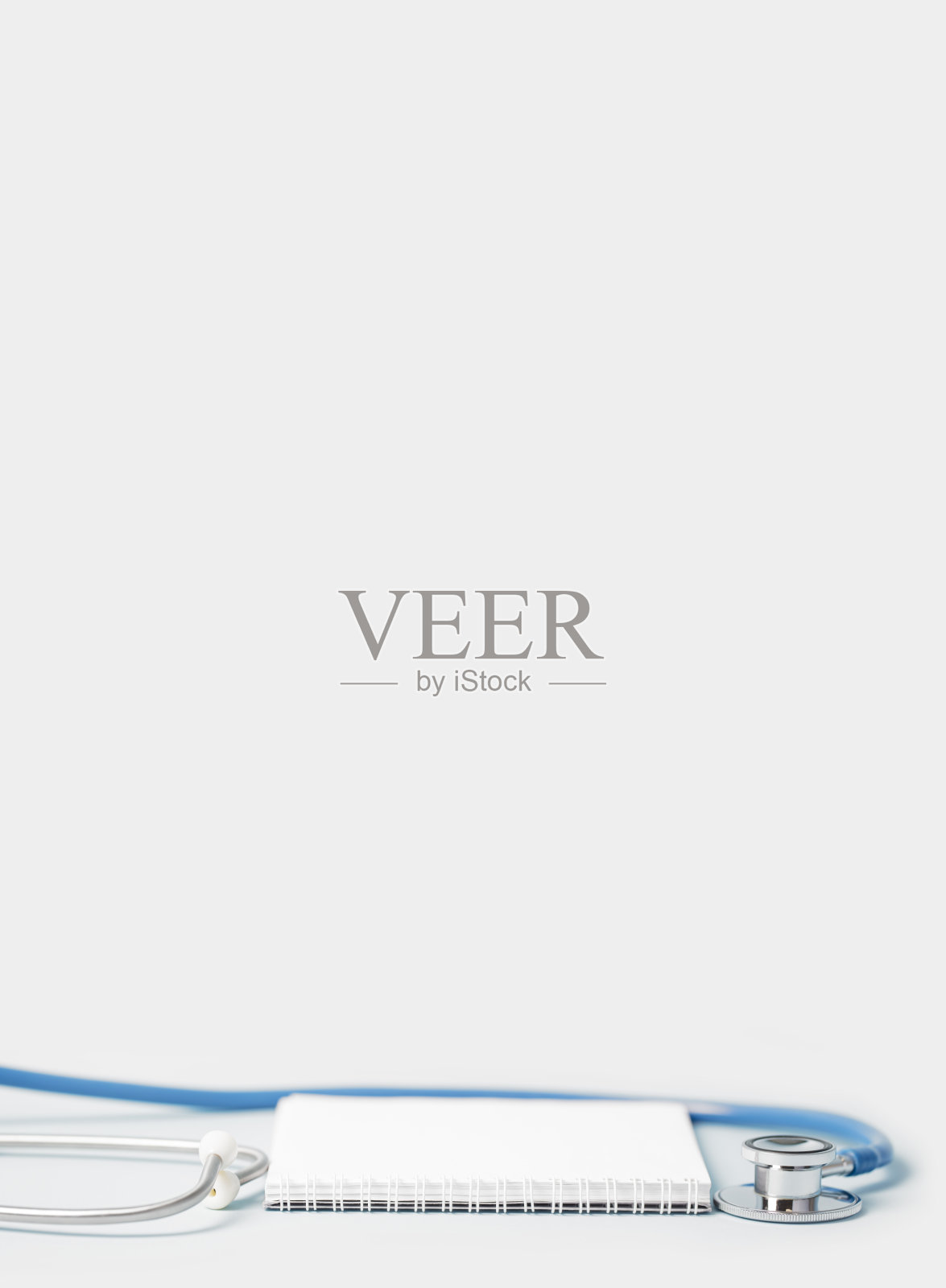 医学概念-带螺旋式笔记本的听诊器照片摄影图片