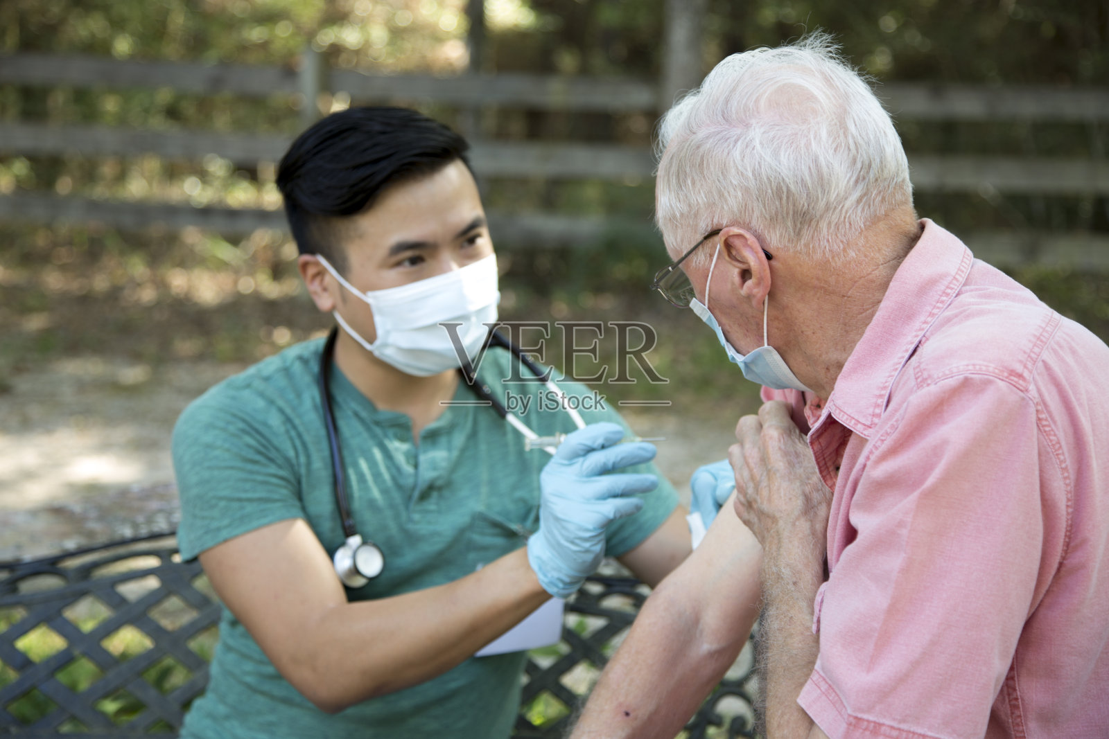 老年男性和家庭保健护士。照片摄影图片