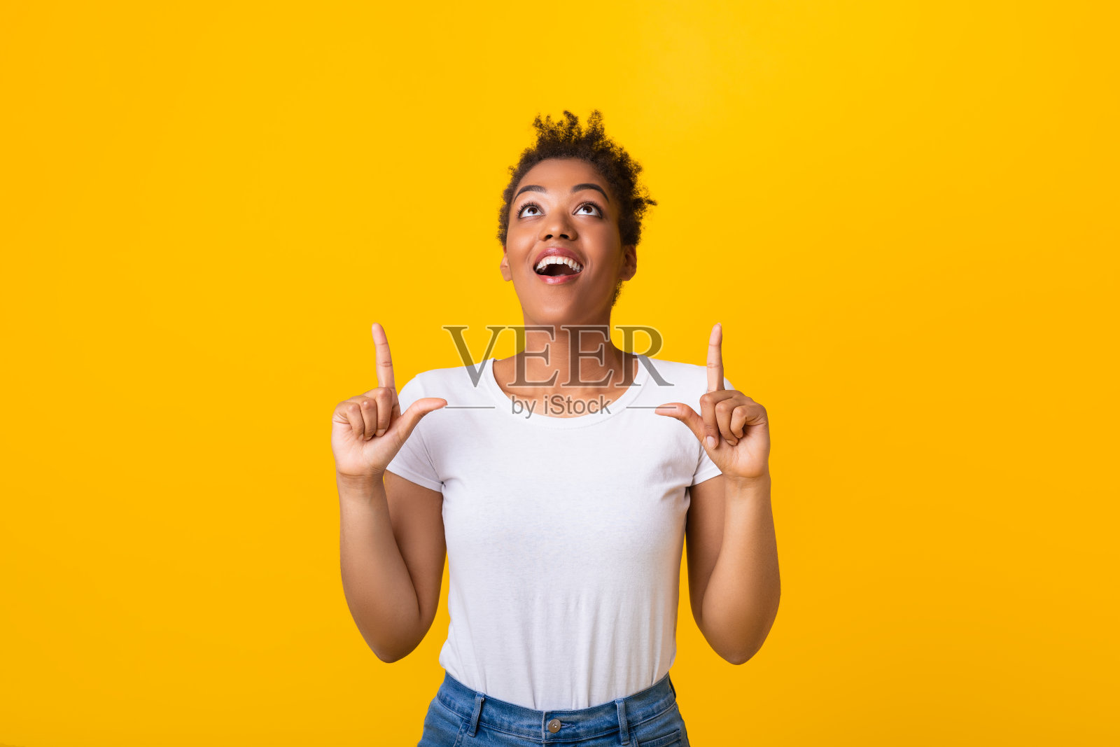 快乐的黑人女人指着拷贝空间照片摄影图片