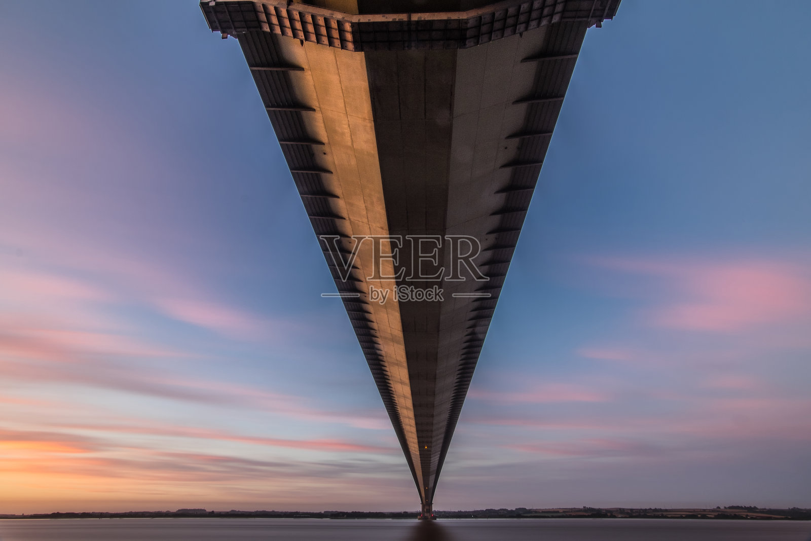 亨伯桥从下面长时间暴露显示云运动，赫斯勒，赫尔，英国，英国照片摄影图片