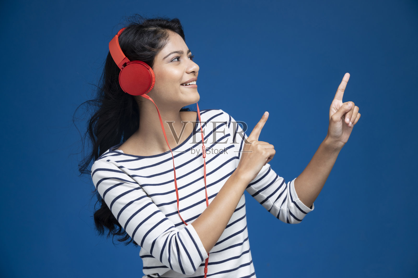 年轻女子在蓝色背景-股票照片照片摄影图片