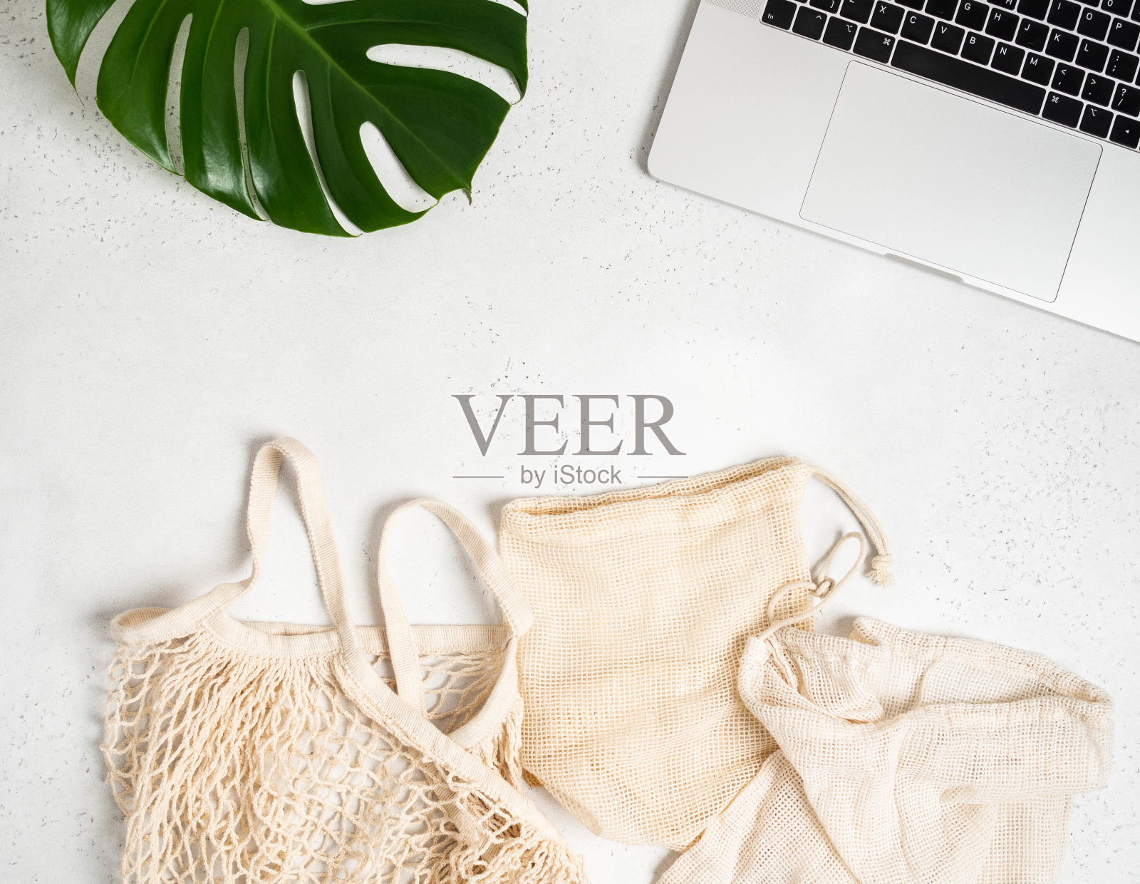 各种包与拉绳，绳袋和笔记本电脑平躺照片摄影图片