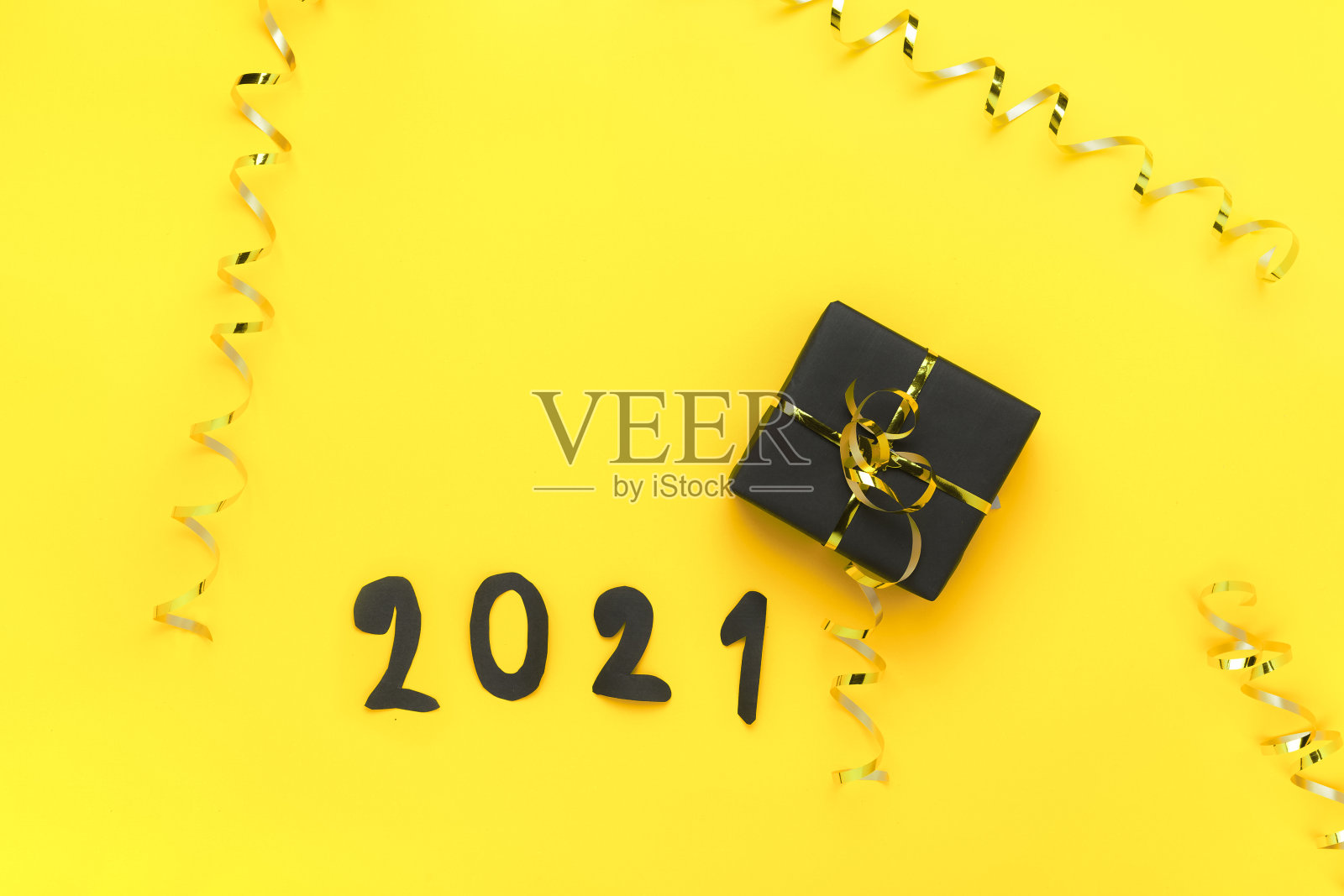 黄色背景上的圣诞礼盒和数字2021照片摄影图片