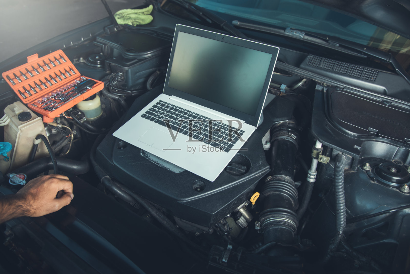 专业汽车技师使用笔记本电脑从事汽车维修服务照片摄影图片