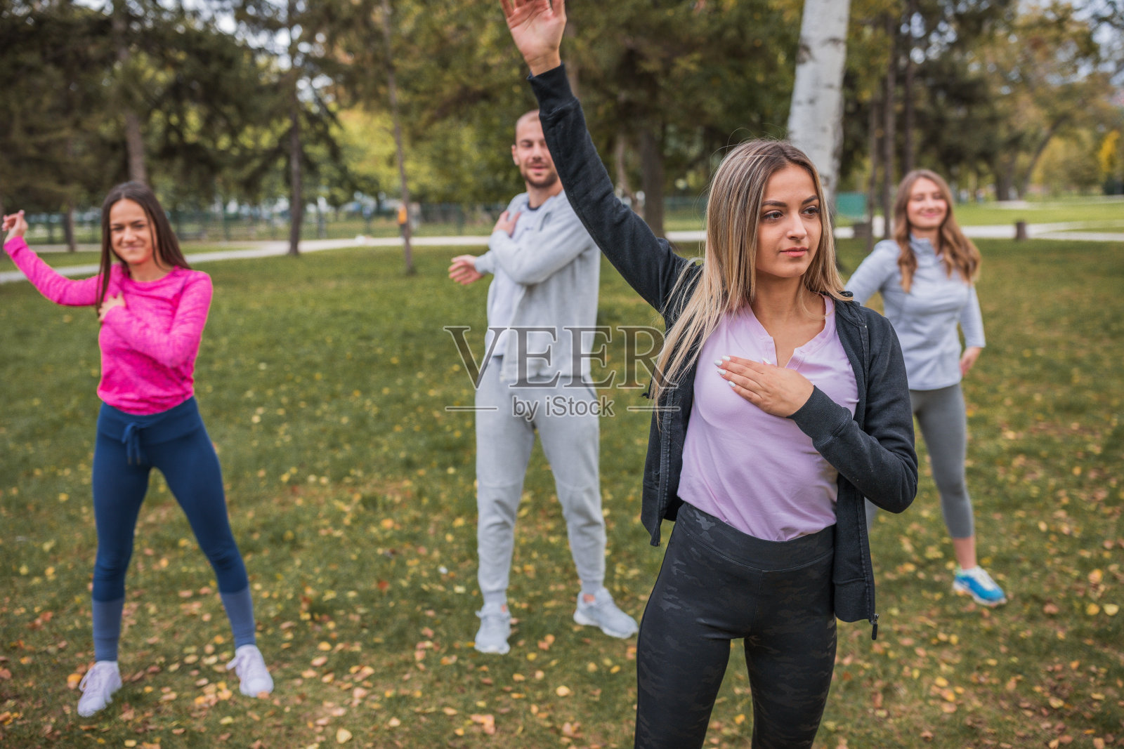 一名年轻女子在小组训练的照片照片摄影图片