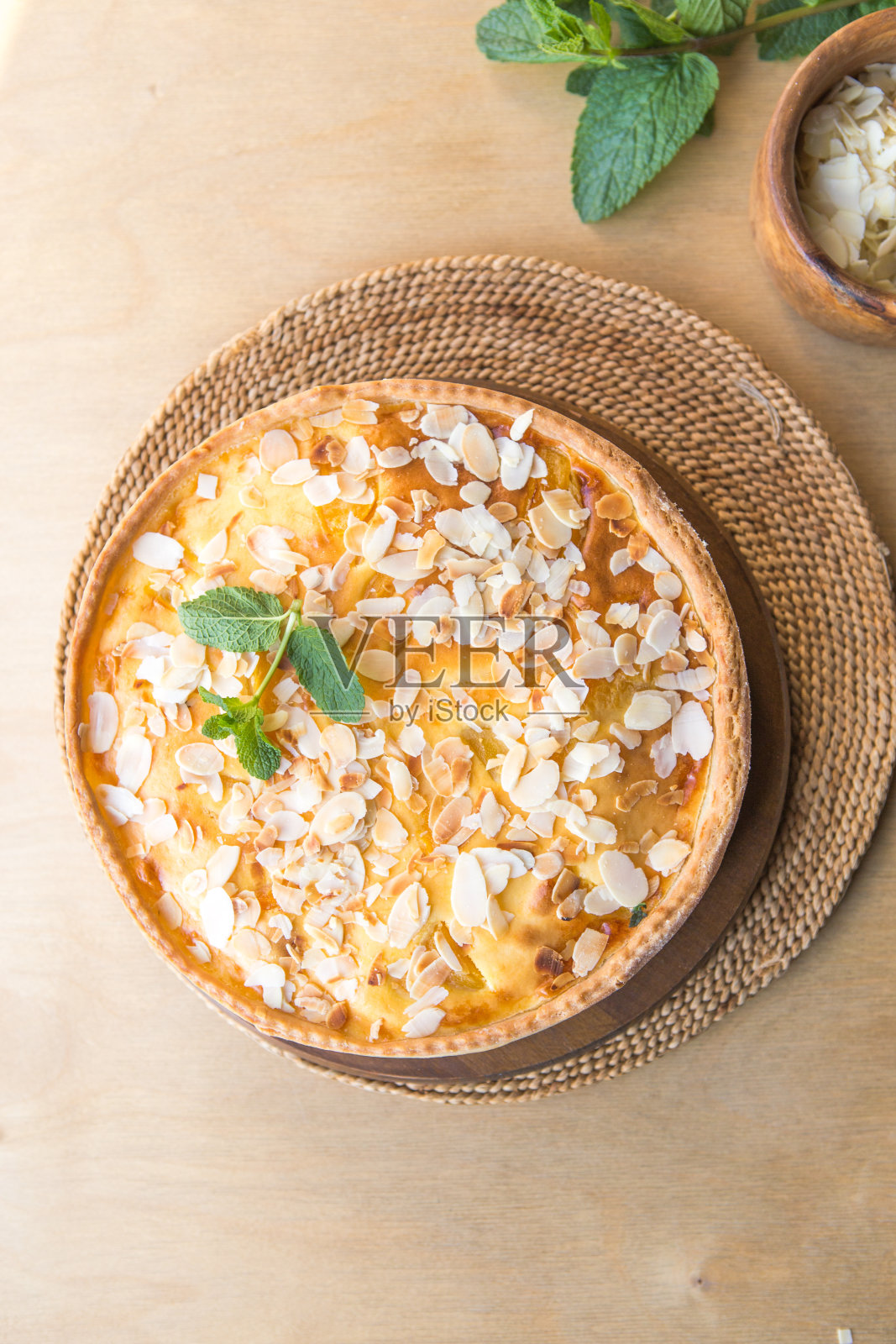 水果挞，薄荷，甜乳蛋饼，牛奶和杏仁花园照片摄影图片