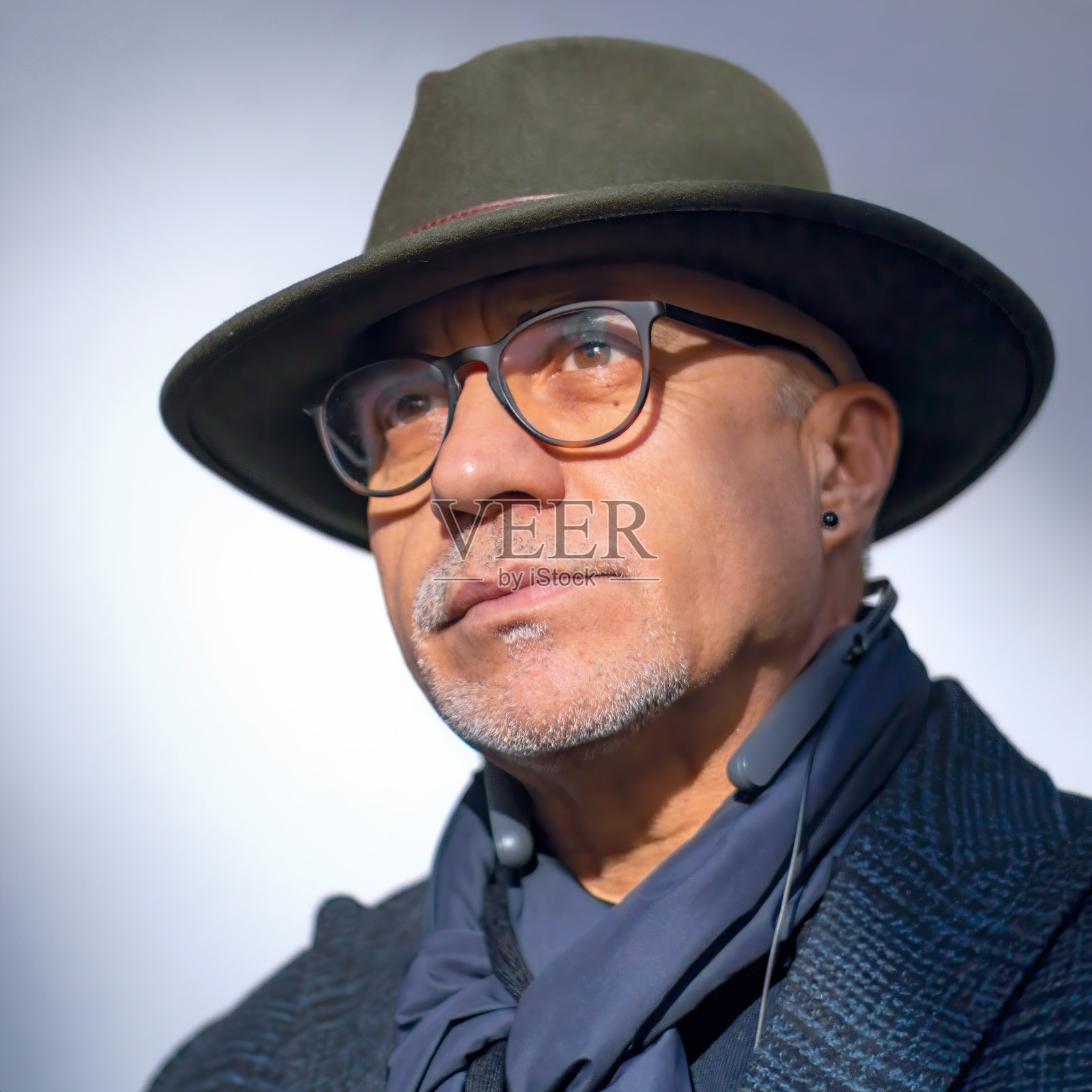 戴眼镜和软呢帽的中年男子照片摄影图片