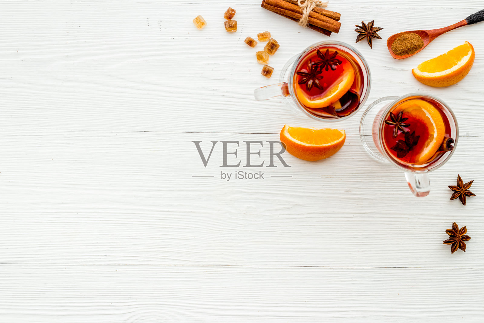 圣诞热葡萄酒-节日背景与冷杉树枝和香料照片摄影图片