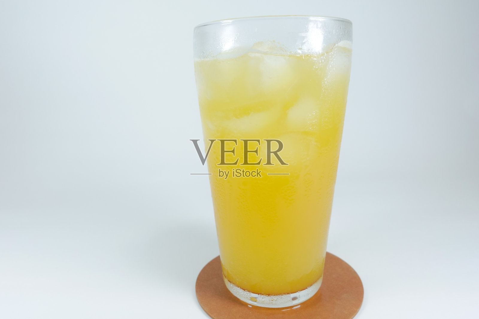 杯中的橙汁加冰照片摄影图片