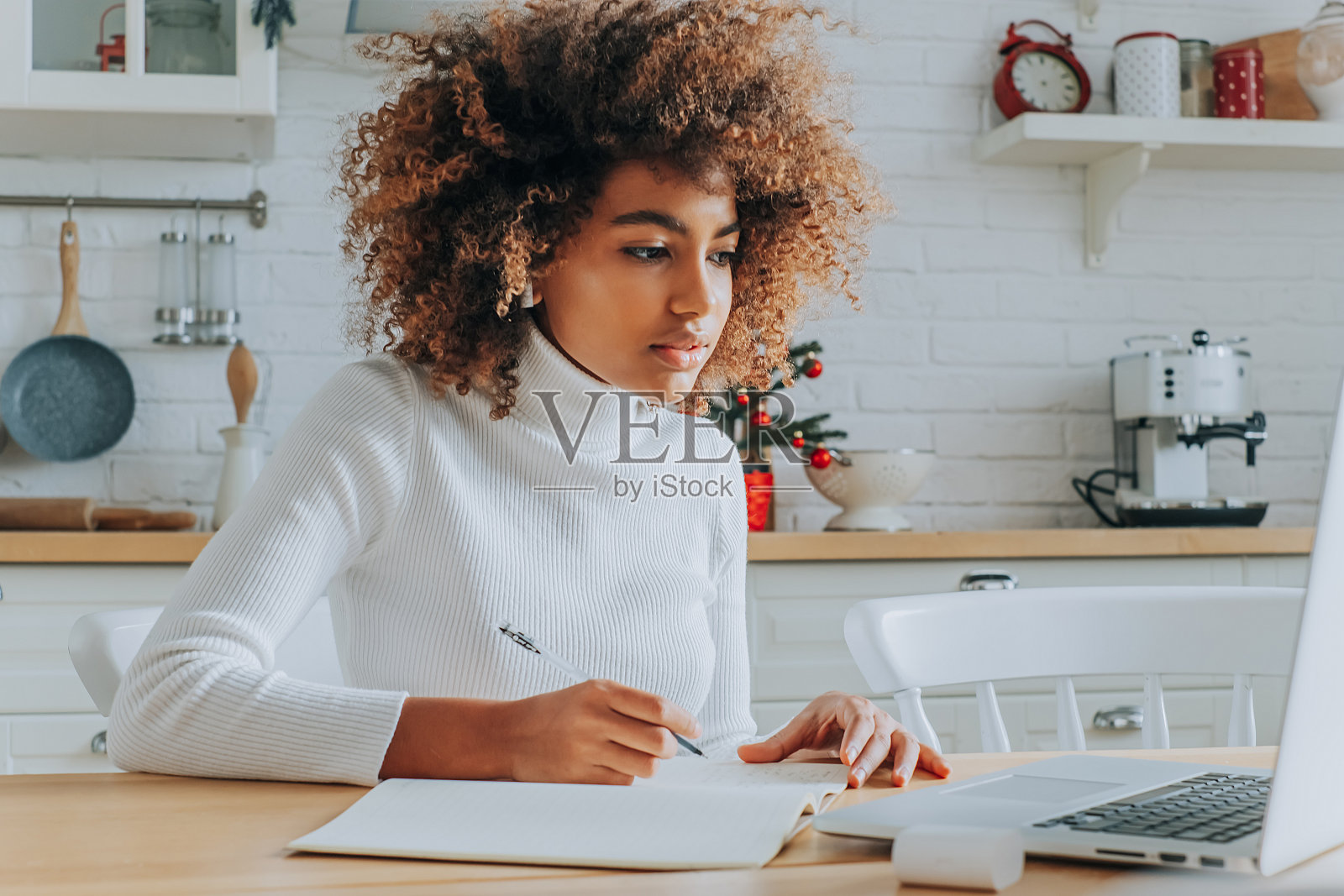 学生女孩坐在灰色笔记本和写笔记照片摄影图片