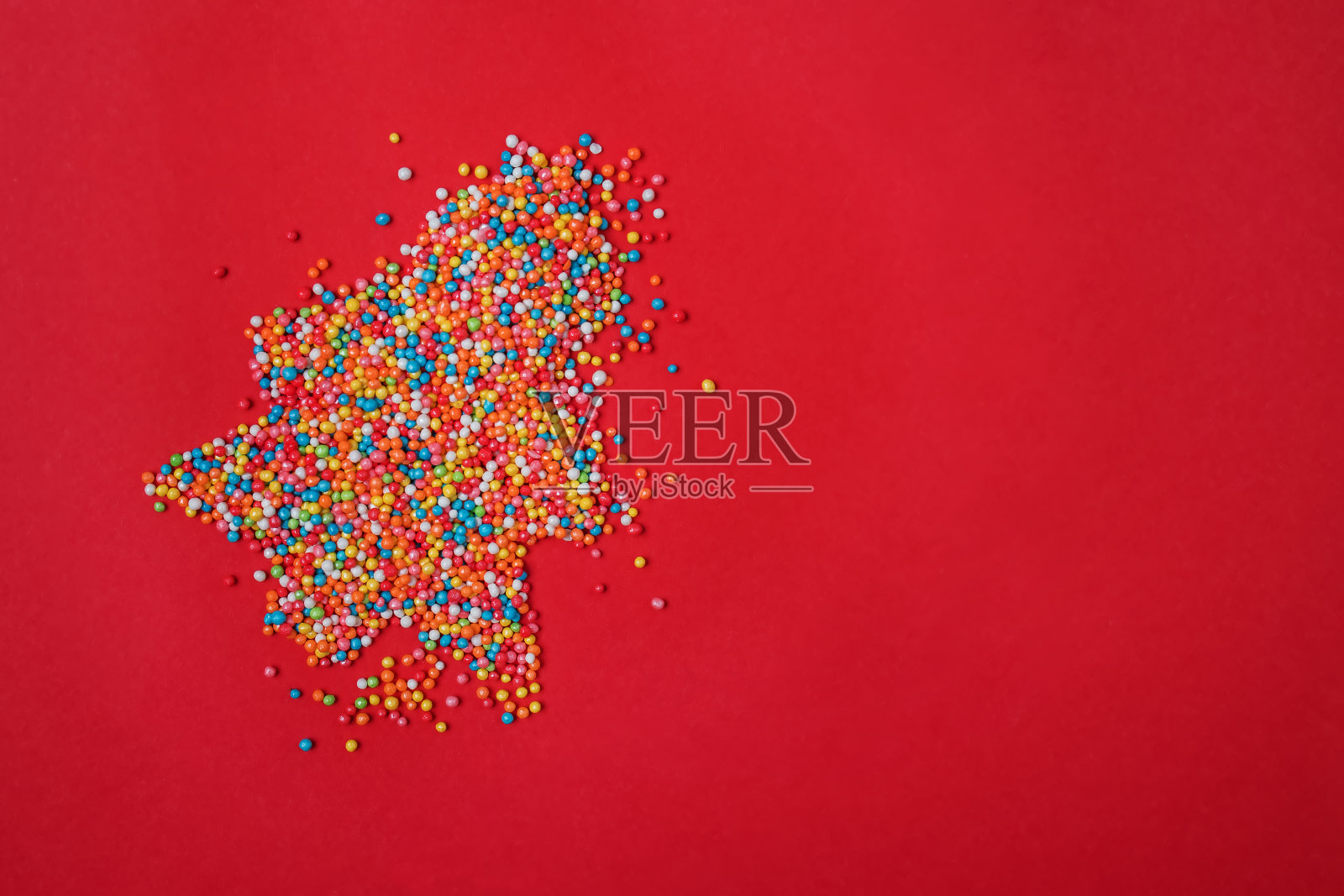 彩色糖屑排列成圣诞树的形状照片摄影图片