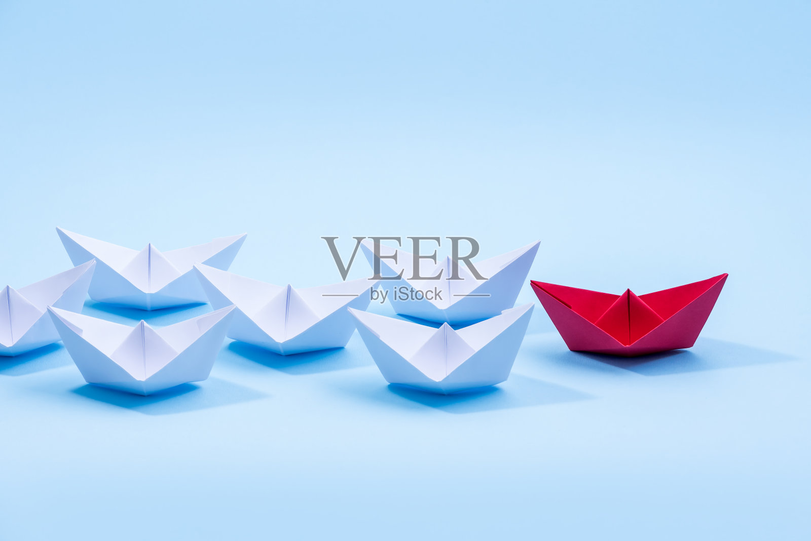 红白纸船-领导的概念照片摄影图片