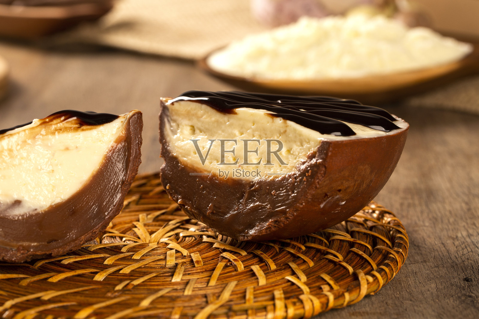 精美的复活节彩蛋，里面塞满了奶油和巧克力。复活节蛋配布丁奶油，复活节甜点。复活节的概念。照片摄影图片