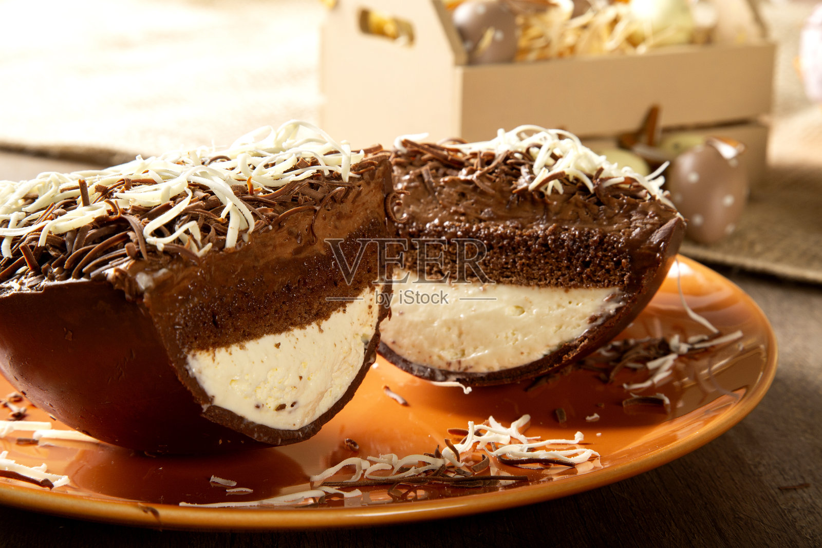 精美的复活节彩蛋，里面塞满了奶油和巧克力。复活节蛋配布丁奶油，复活节甜点。复活节的概念。照片摄影图片