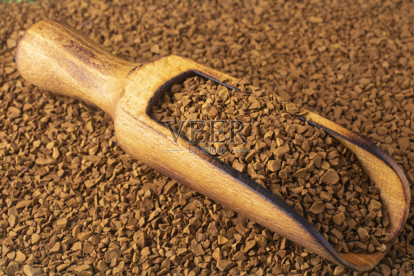 装满速溶咖啡颗粒的木勺特写照片摄影图片