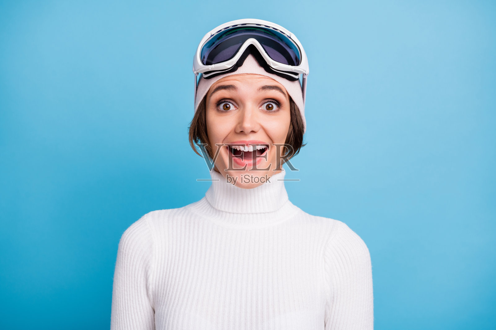 照片惊讶的年轻女人意外的周末在度假冬季折扣孤立在柔和的蓝色背景照片摄影图片