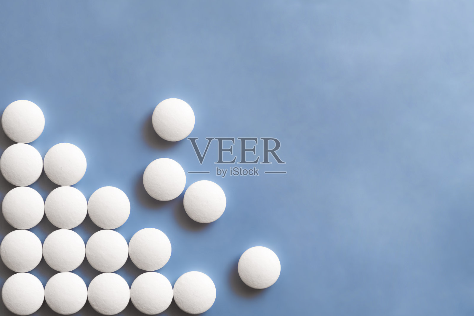 白色圆形药丸，适合任何用途。抽象的几何图案。健康治疗组。药药。医学药学的概念。疾病治疗。照片摄影图片