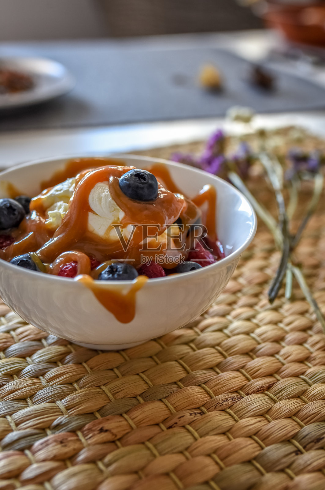 用冷冻浆果自制冰淇淋照片摄影图片