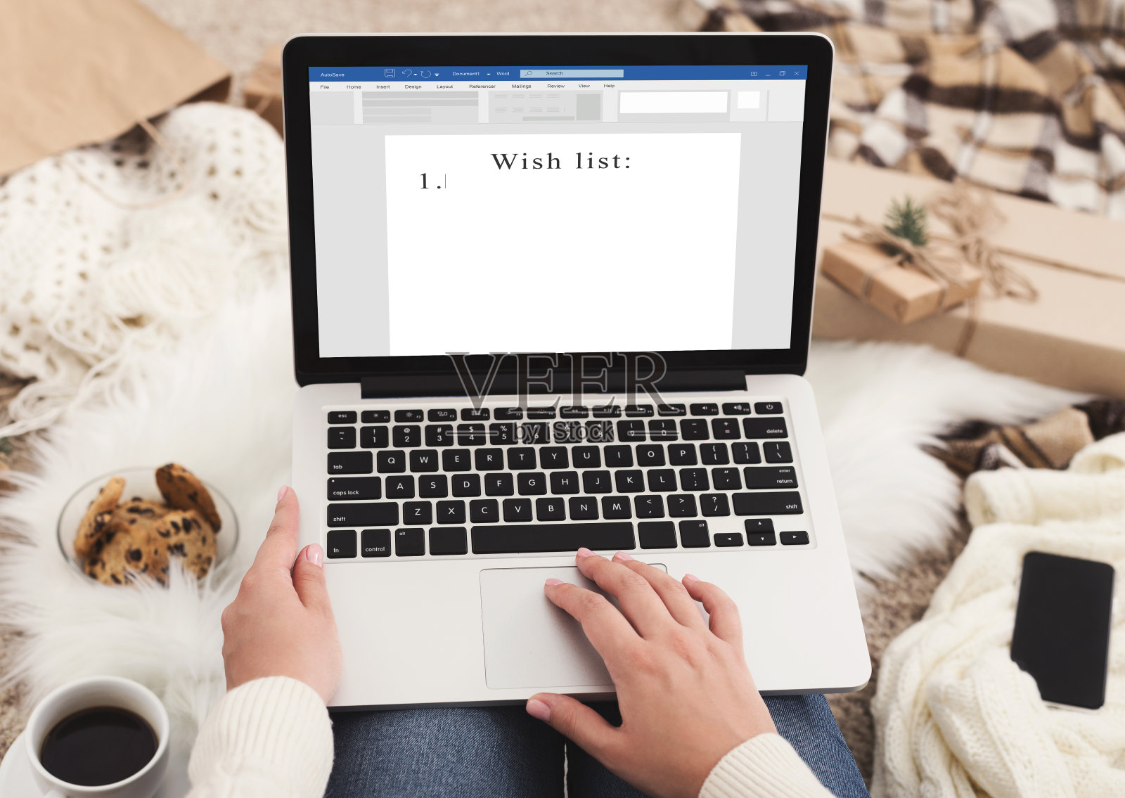 女人在笔记本电脑上写圣诞或生日愿望清单，假日背景照片摄影图片