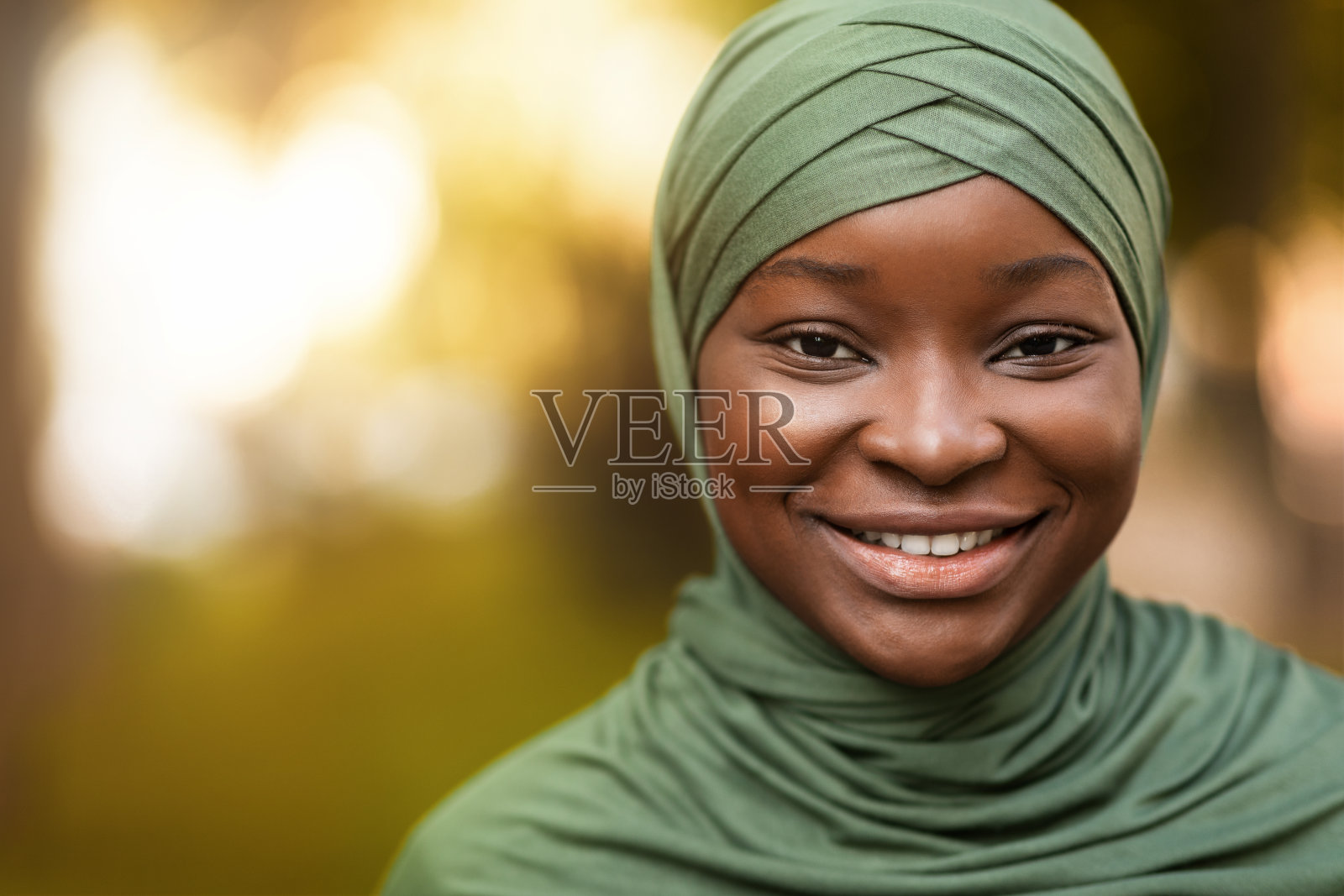 千禧黑人穆斯林妇女戴着头巾站在户外的特写照片摄影图片