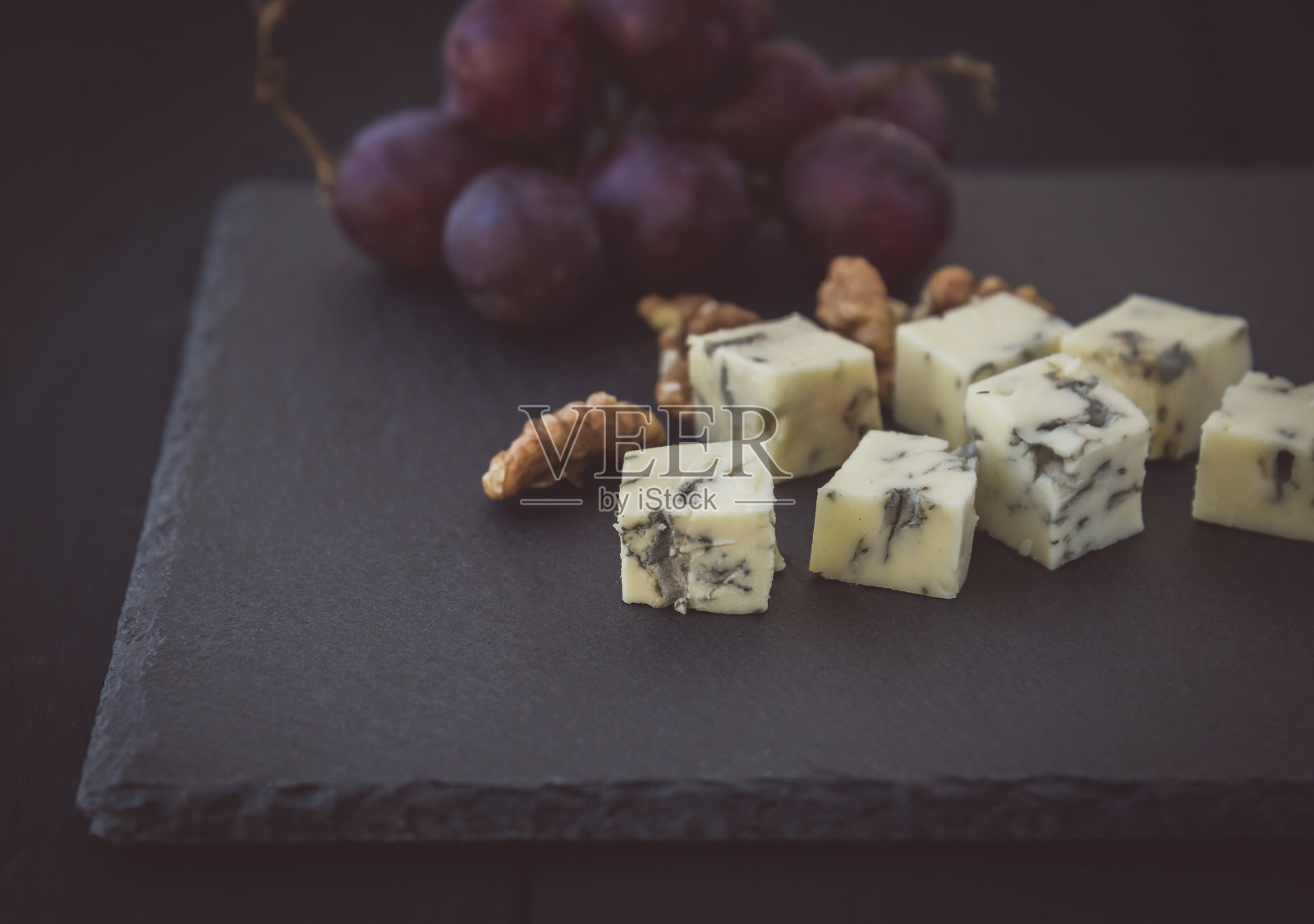 几片蓝奶酪和核桃照片摄影图片