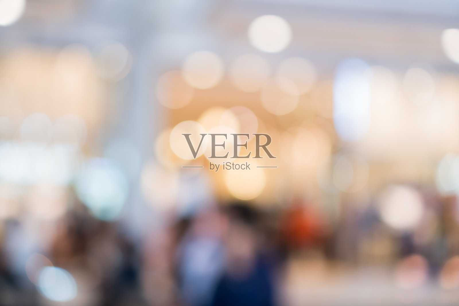 抽象模糊的人群和灯光在百货商场的展厅背景，模糊柔软的人在商务办公室穿过大楼，科技市场博览会展览活动照片摄影图片