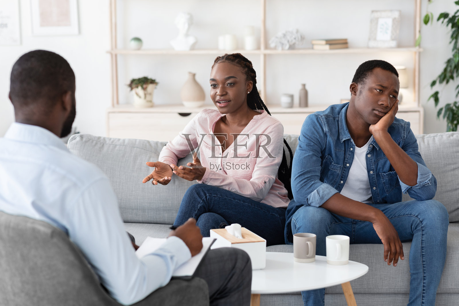 情绪化的非洲男人在夫妻心理治疗中抱怨与妻子的问题照片摄影图片