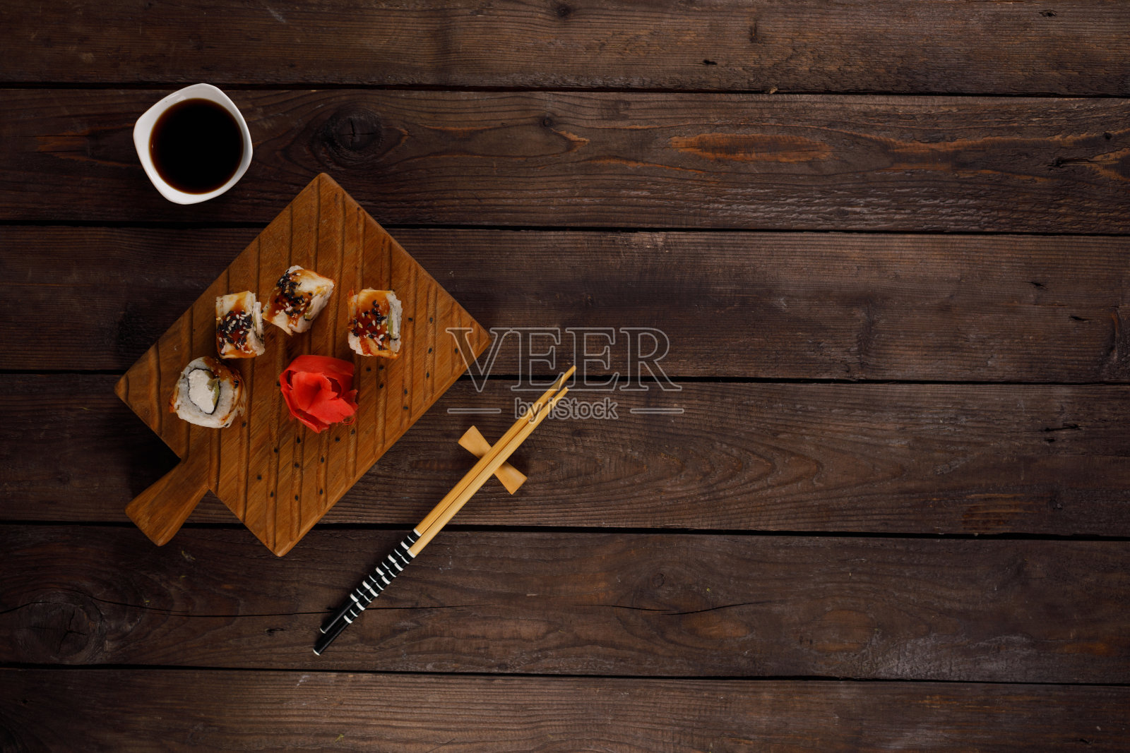 木制背景上的开胃面包卷。日本食品的概念。特写镜头。副本的空间。平的。照片摄影图片