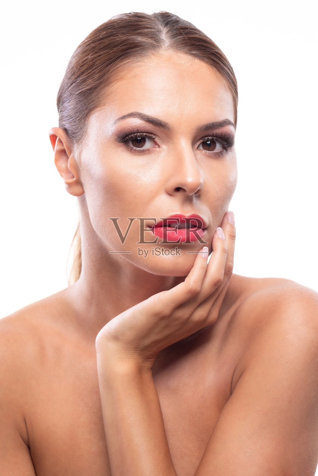 迷人的年轻女子与红色口红轻轻触摸她的脸与她的左手照片摄影图片