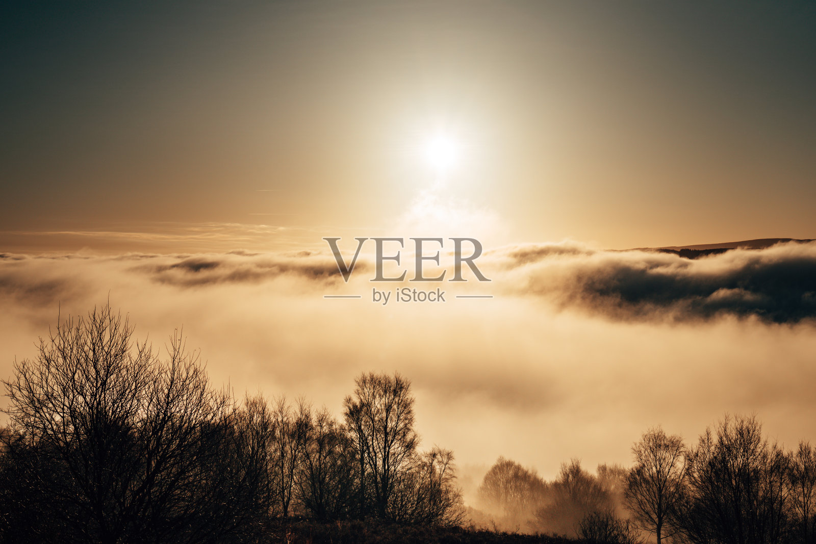 在黄昏的云层上照片摄影图片